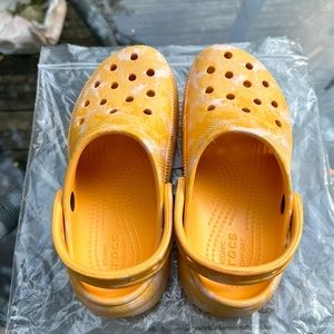 BNWT Crocs Classic Platform Graphic Clogs